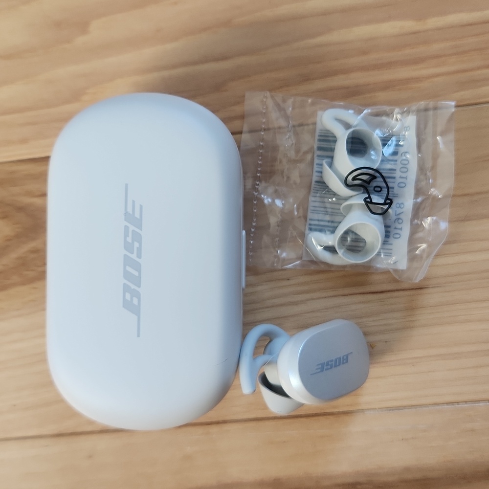 Bose QuietComfort LEFT earbud and case in white, no right bud